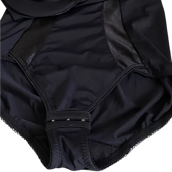 BODY Shaper by Marilyn Monroe. Sexy and does the trick. Hook & eye closure M
C - Picture 6 of 10